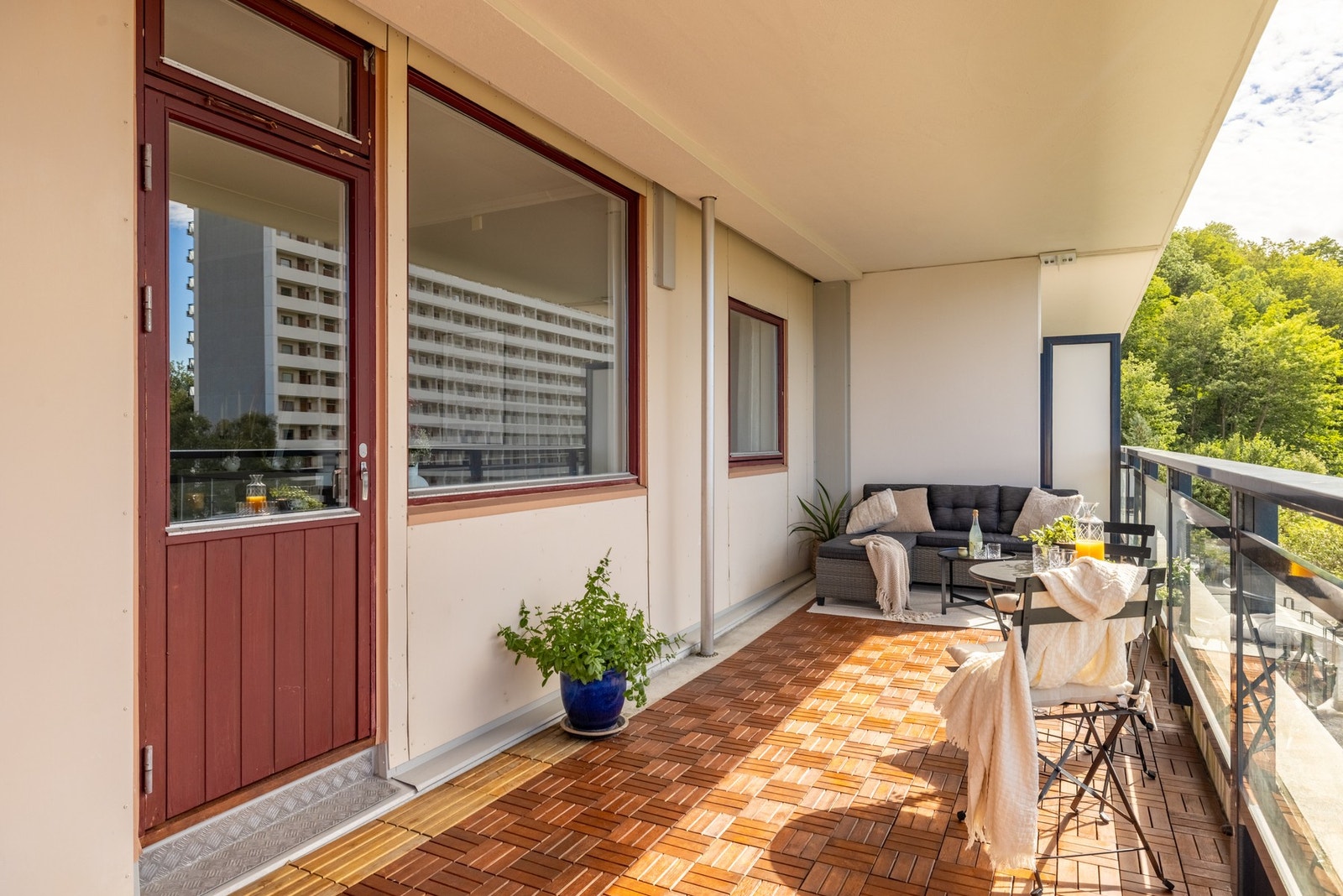 Størrelsen på balkongen gjør det enkelt å møblere i flere soner. Galleribilde