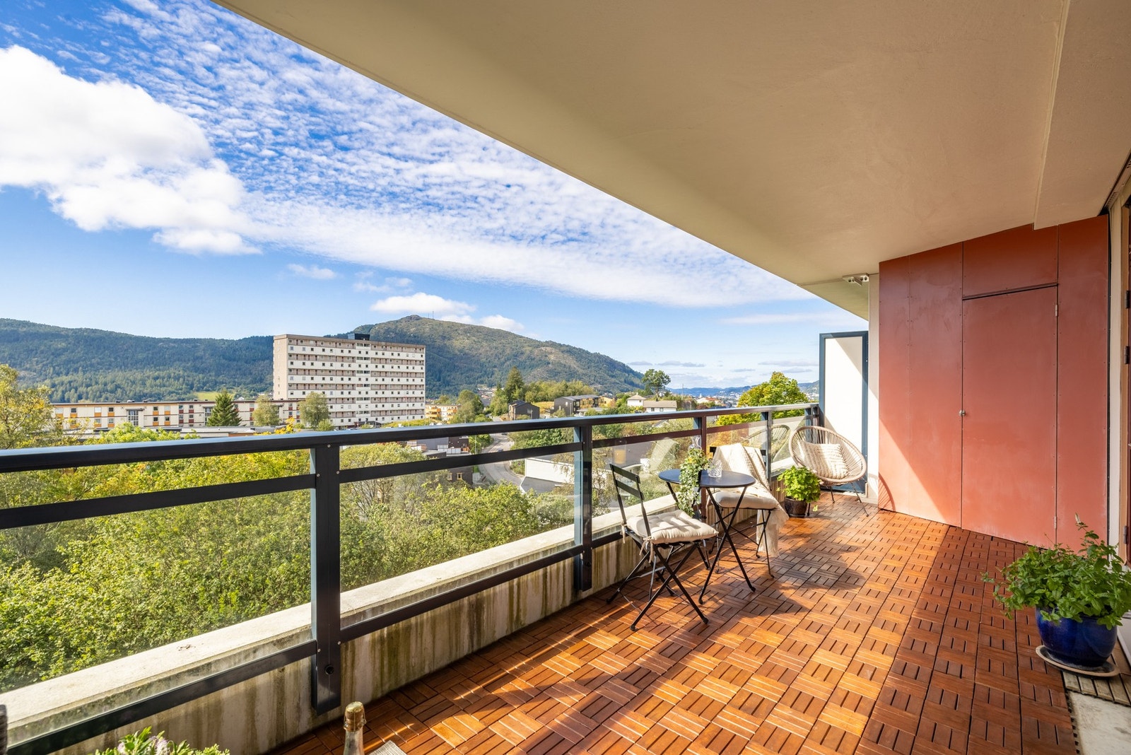 Armauer Hansens vei 11 presenteres av EIE eiendomsmegling, ved Cecllie Sandvik. Galleribilde