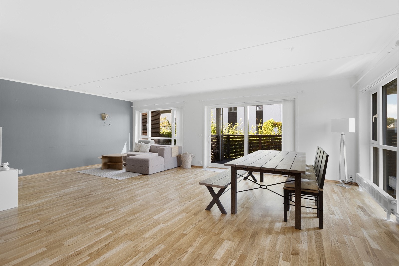 Lekker, romslig og nyere 3 -roms endeleilighet i 1.etg. Vestvendt terrasse. Galleribilde