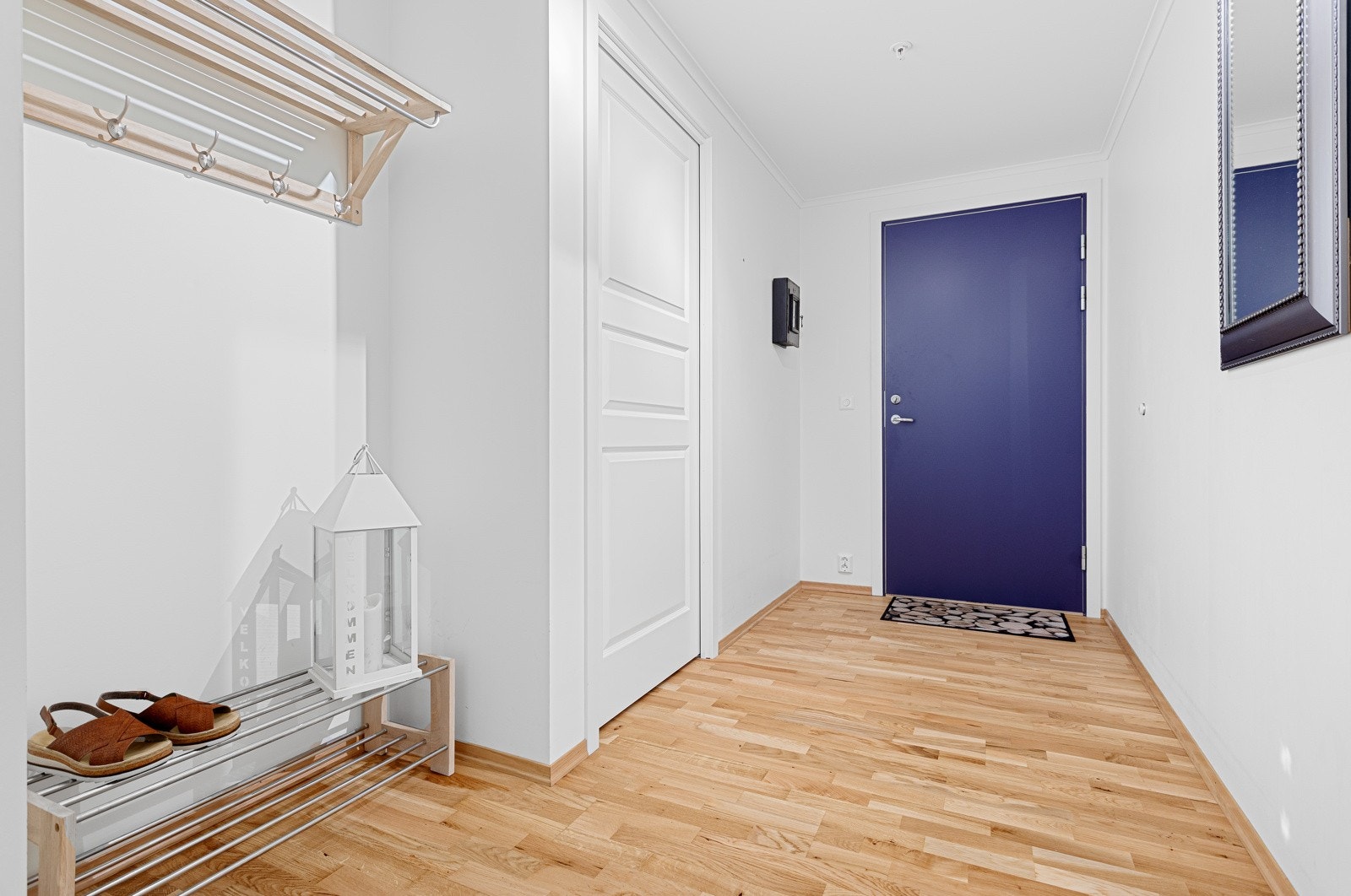 Det er en enkel adkomst til leiligheten via førsteplan. Galleribilde