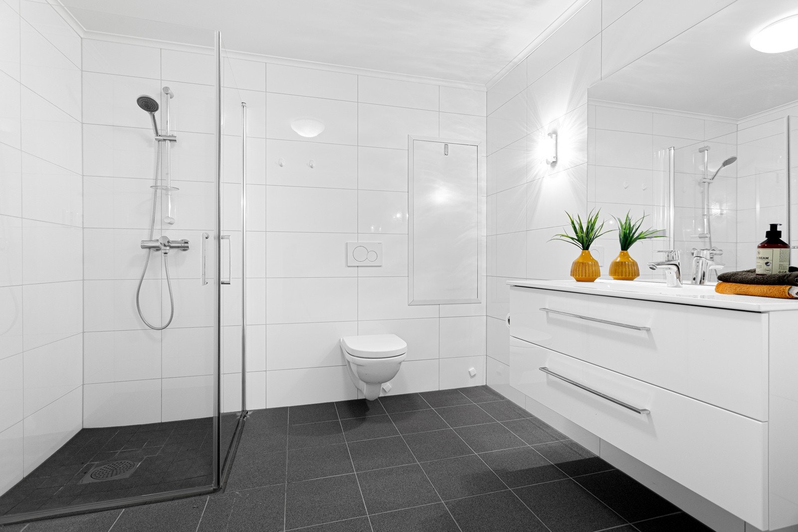 Pent og moderne bad med opplegg til vaskemaskin. Galleribilde