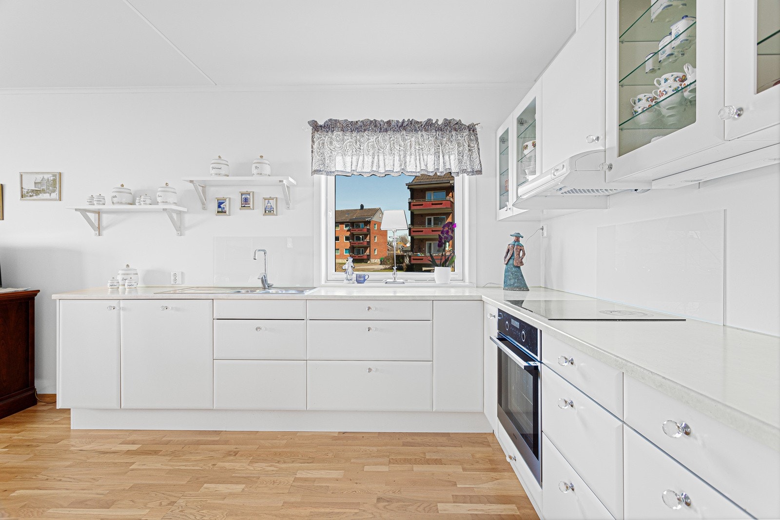 Integrert platetopp, stekeovn, kjøl/fryseskap og oppvaskmaskin. Mekanisk avtrekk gjennom Flexit systemet. Galleribilde