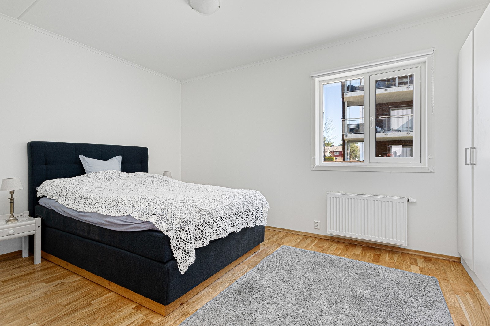 Romslig hovedsoverom med garderobeskap. Galleribilde