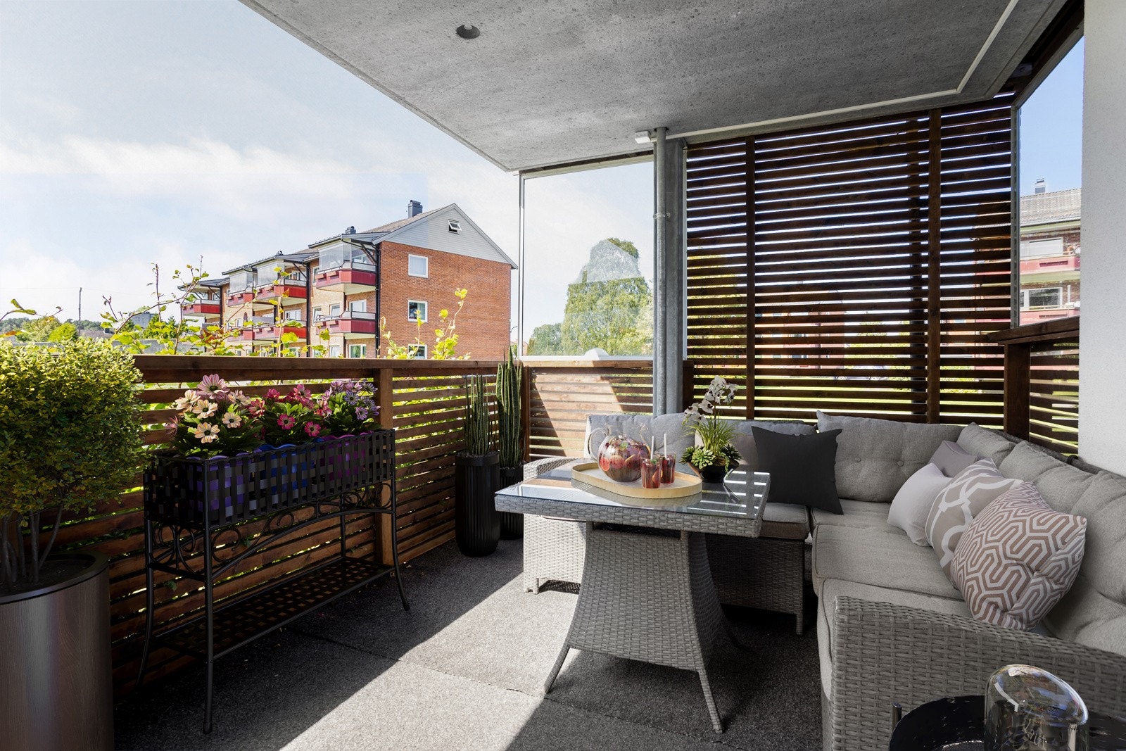 Usjenert terrasse i 1.etg. med ettermiddags - og kveldssol. Galleribilde