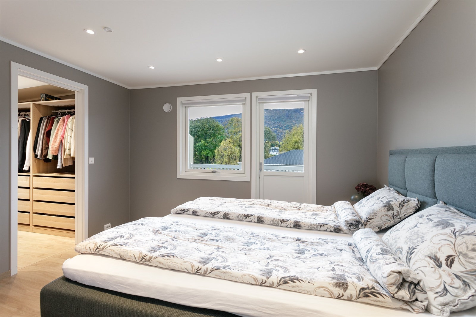 Hovedsoverom med adkomst til walk-in garderobe samt utgang til terrasse Galleribilde