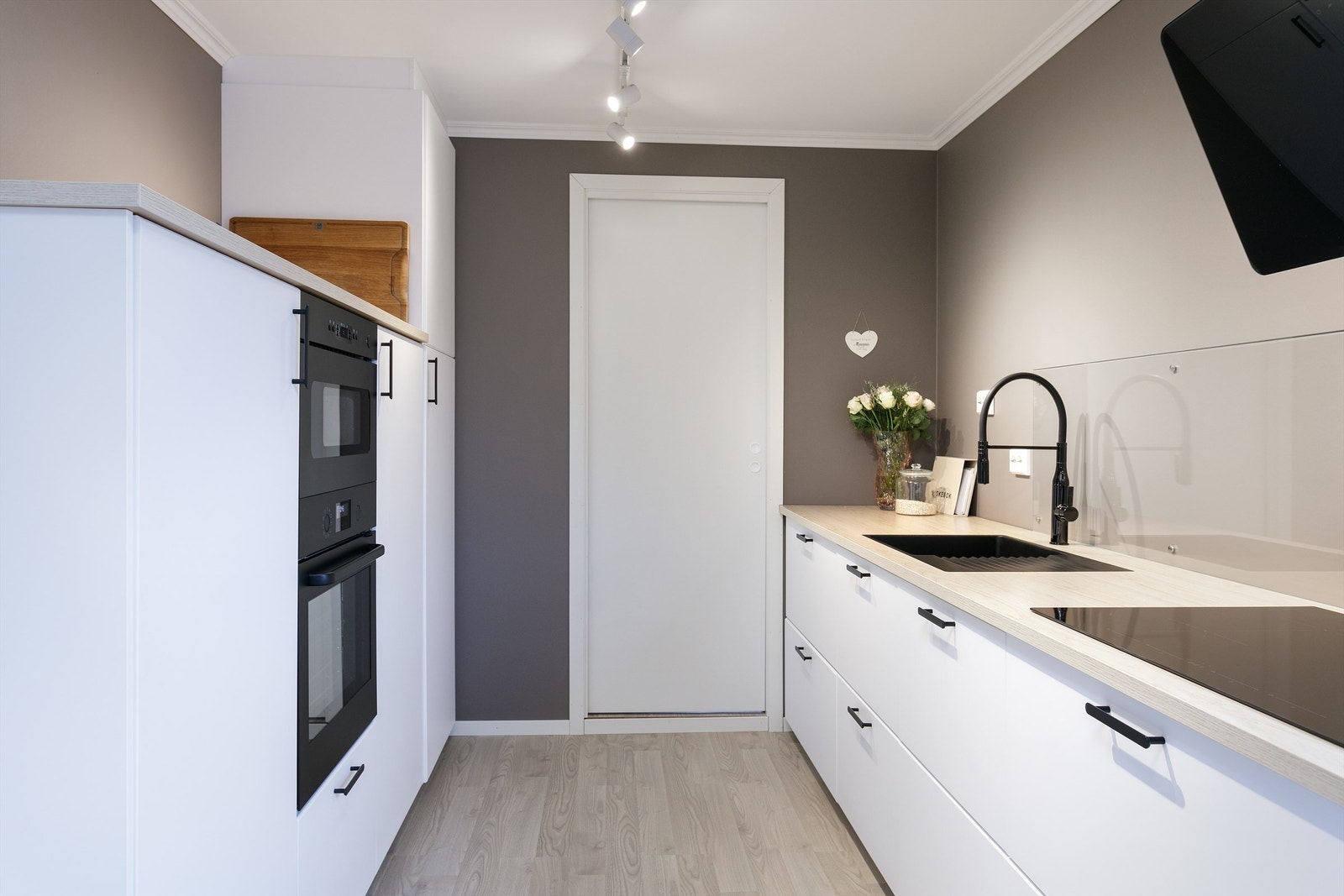 Kjøkkenet i 1. etasje har integrert stekeovn, platetopp, oppvaskmaskin, mikrobølgeovn og kjøleskap. Vegghengt ventilator. Det er montert glassplate bak oppvaskkum og koketopp. Adkomst til grovkjøkken Galleribilde