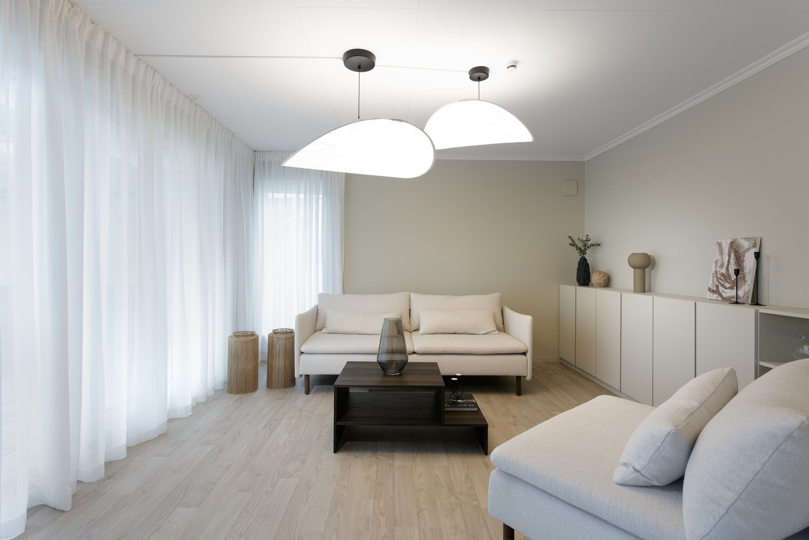 Sommerstue med store skyvedører mot terrassen Galleribilde