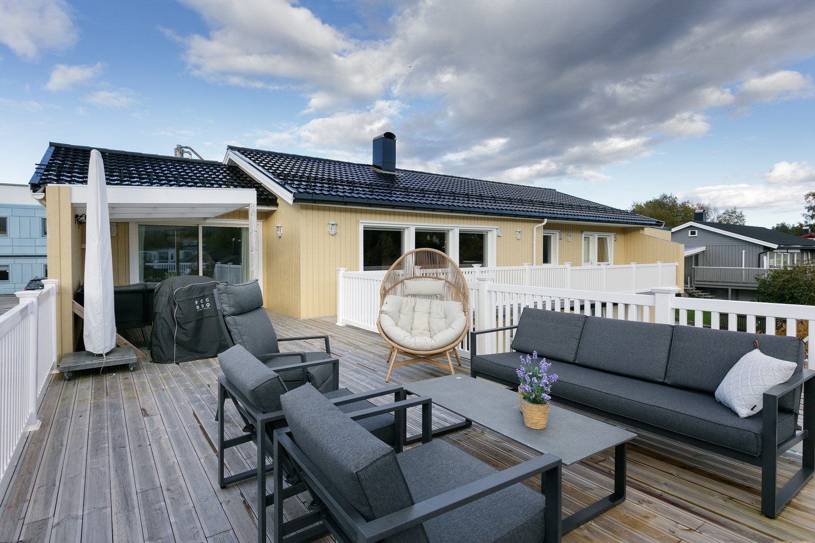 Stor terrasse mot syd med trapp til hage. Det er tilrettelagt for montering av jacuzzi på terrassen Galleribilde