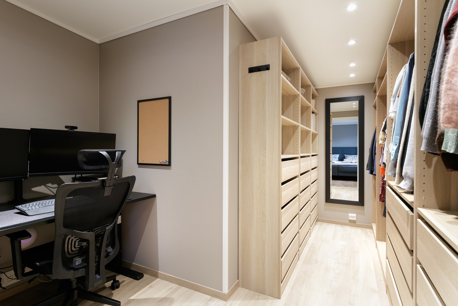 Romslig walk-in-closet med kontorplass. Stor og romslig innredning med gode oppbevaringsmuligheter Galleribilde