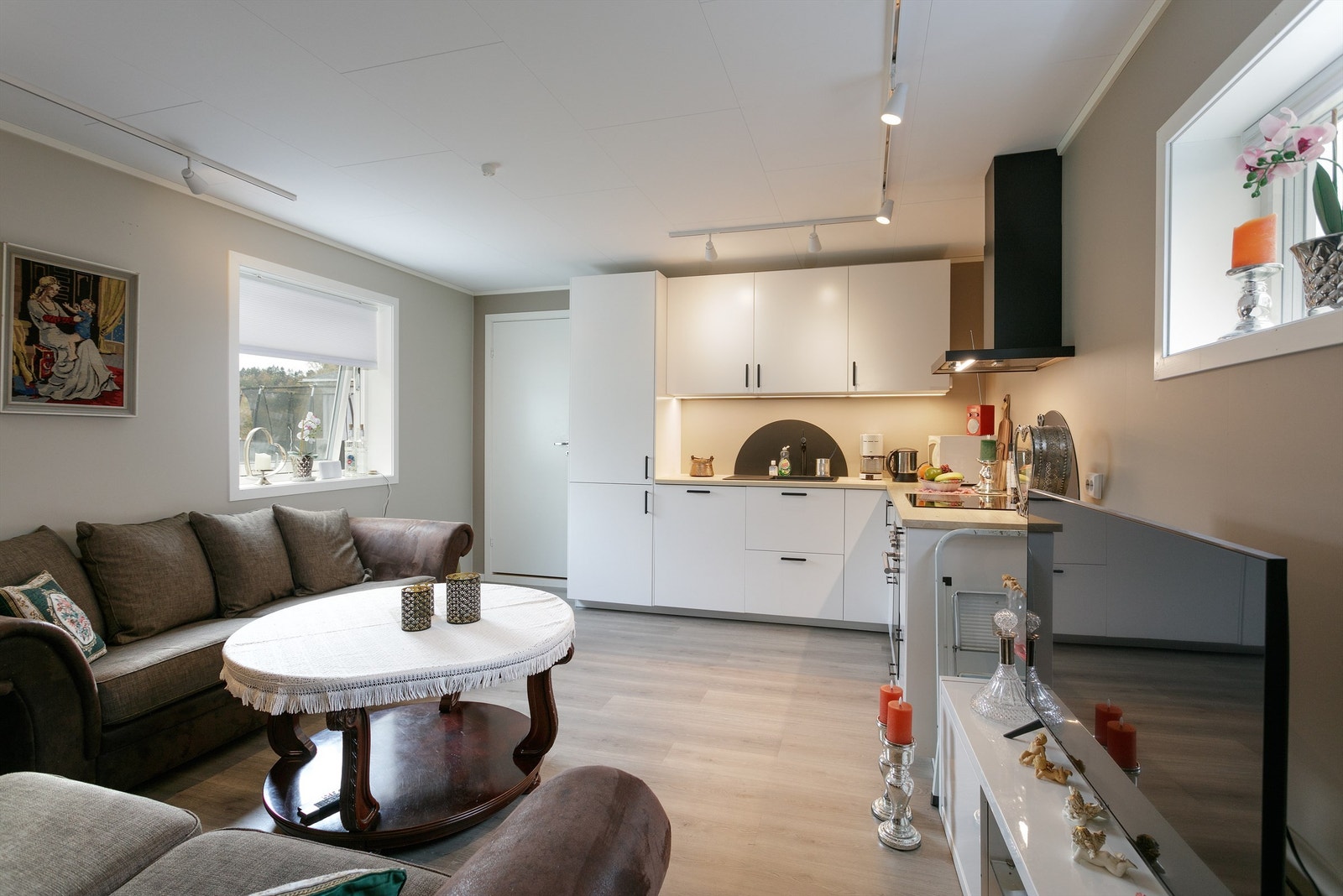 Stue/kjøkken i liten leilighet i tilbygget del Galleribilde