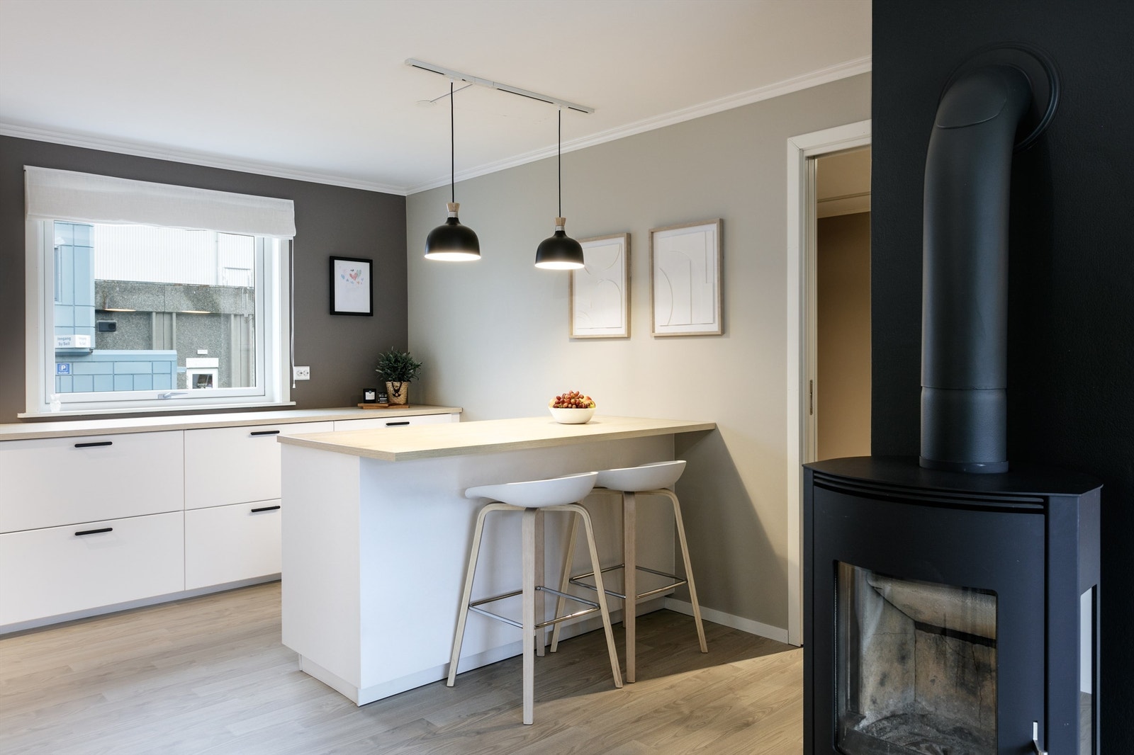 Flott og praktisk kjøkkenøy med sitteplasser Galleribilde