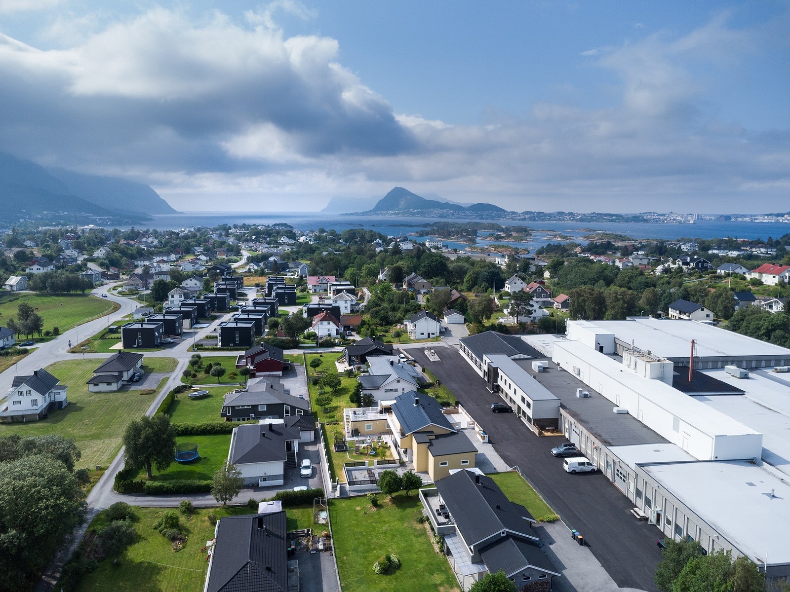 Dronebilde tatt fra øst mot vest Galleribilde