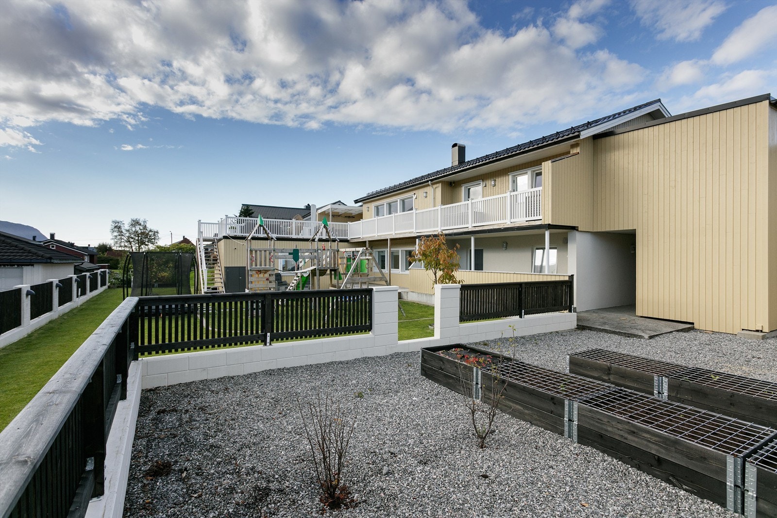 Det er tilrettelagt for flott kjøkkenhage på skjermet del av eiendommen mot øst Galleribilde