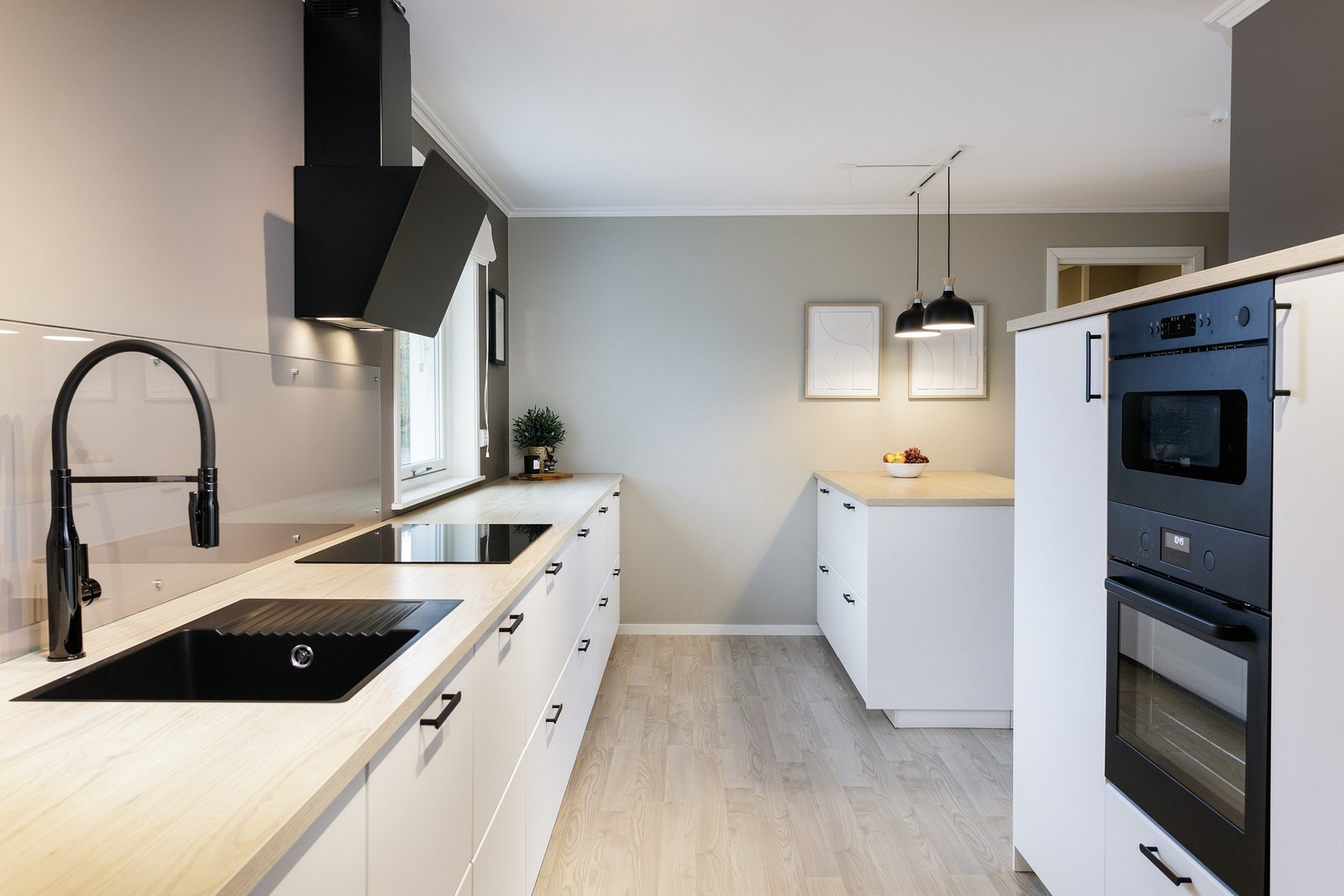 Hvit Ikea kjøkkeninnredning fra 2021 med glatte fronter og benkeplate av laminat Galleribilde