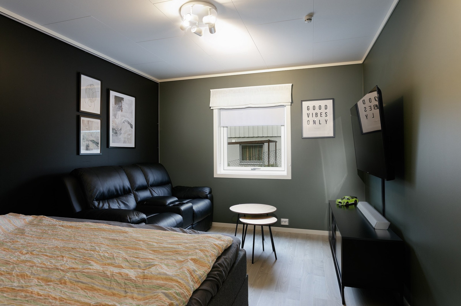 Soverom/tv-stue i underetasjen tilhørende hoveddel Galleribilde