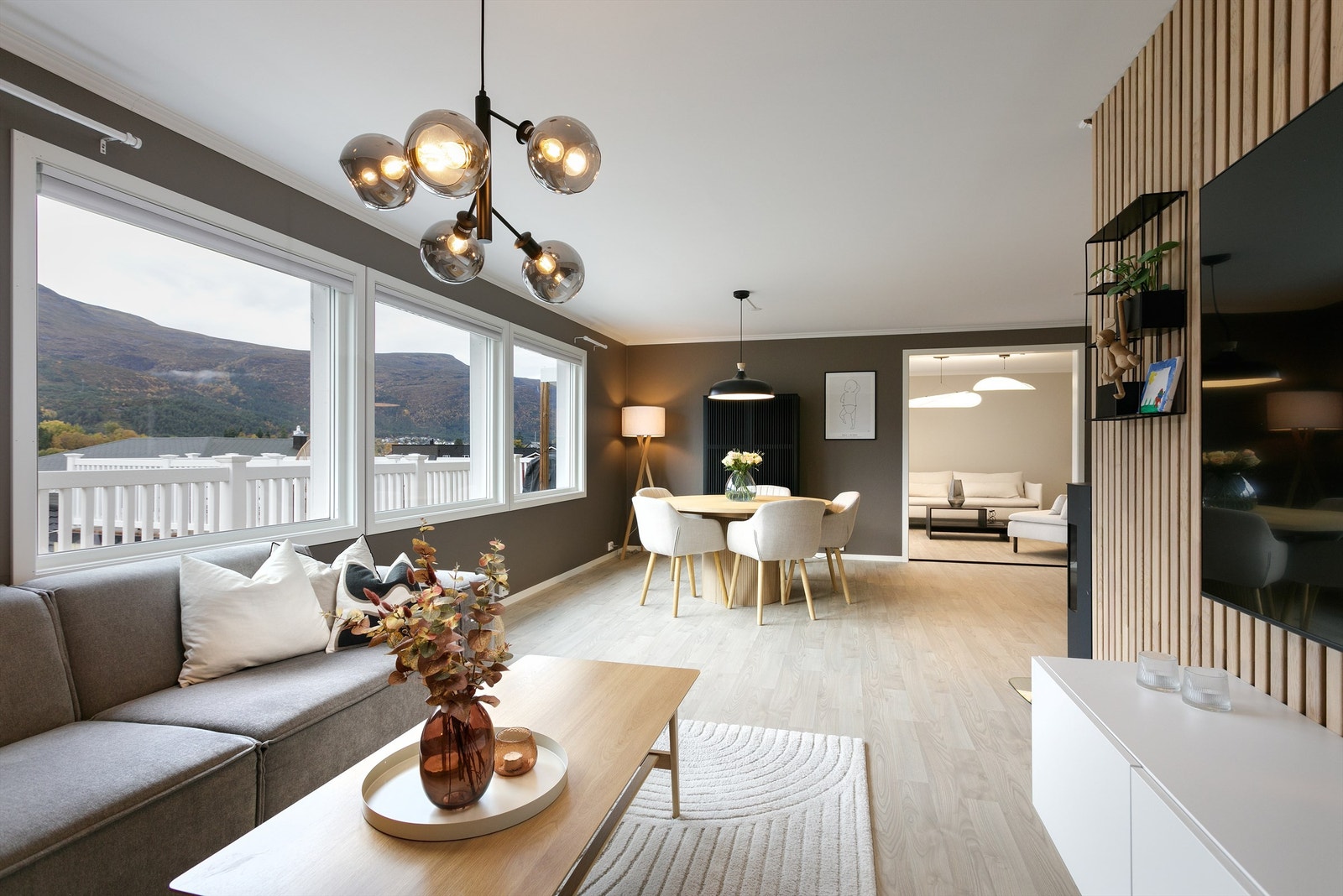 Stue med store vindusflater og godt med naturlig lysinnslipp i hovedetasjen Galleribilde