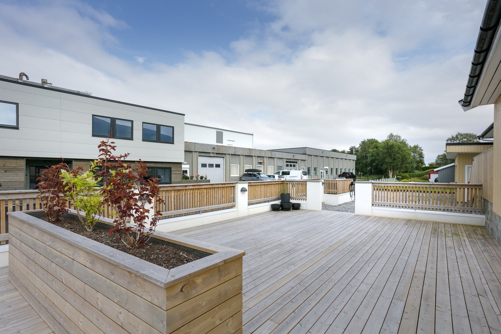 Stor treterrasse på terreng i tilknytning til inngangsparti mot nordvest Galleribilde