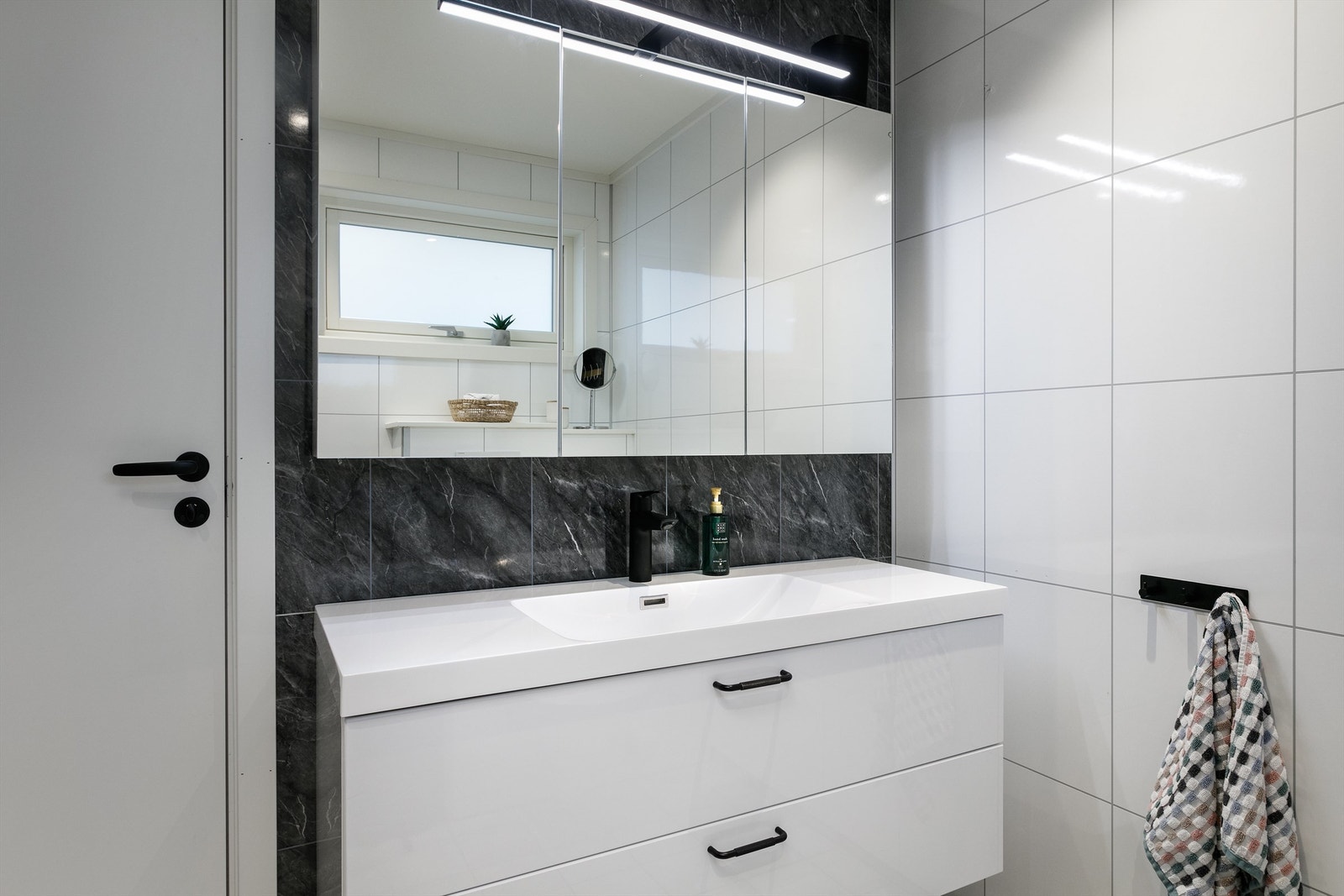 Innredning, armaturer og dusjvegger på badet er fra 2024, ellers er badet fra 2014. Galleribilde