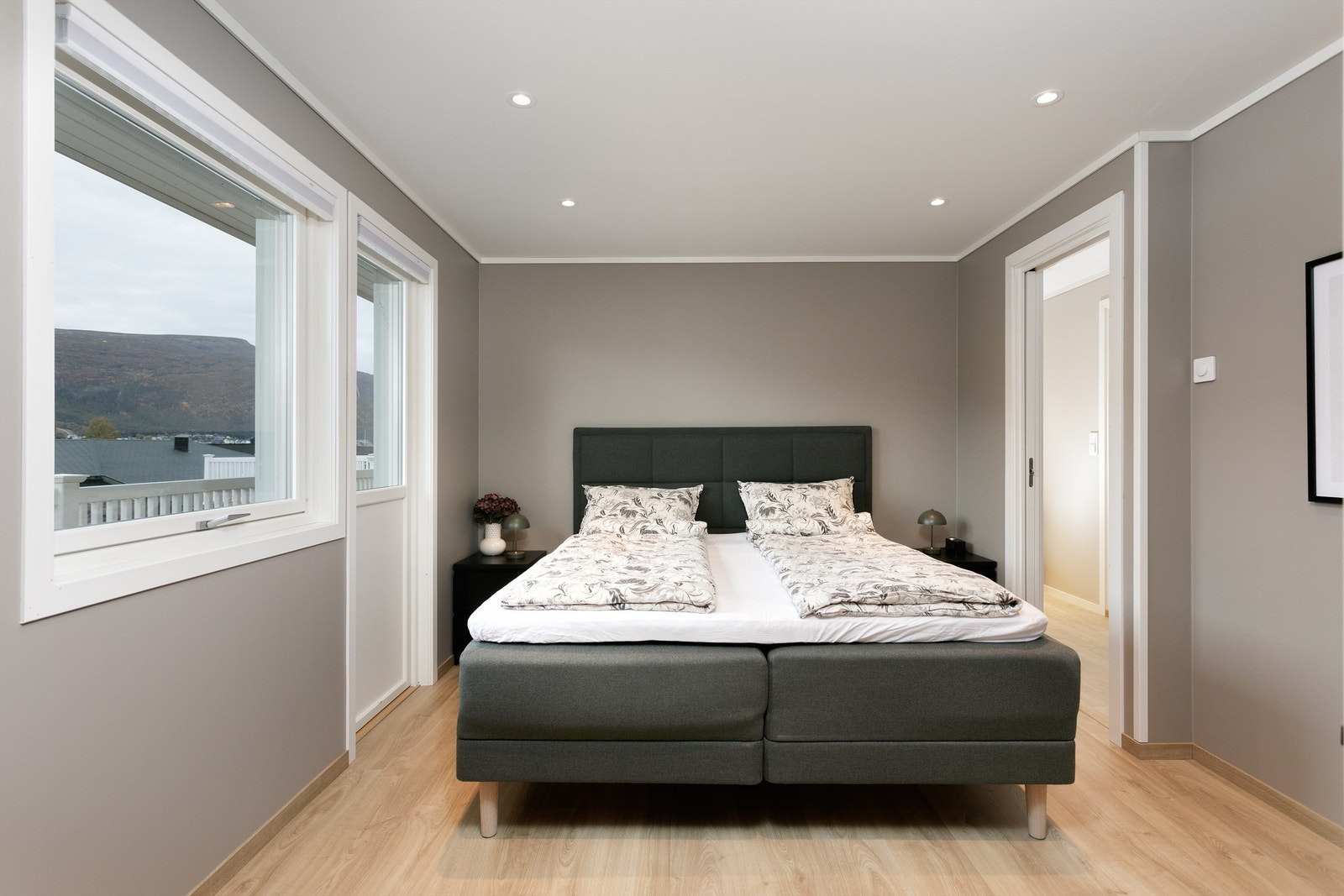 Hovedsoverom med utgang til sydvendt terrasse Galleribilde