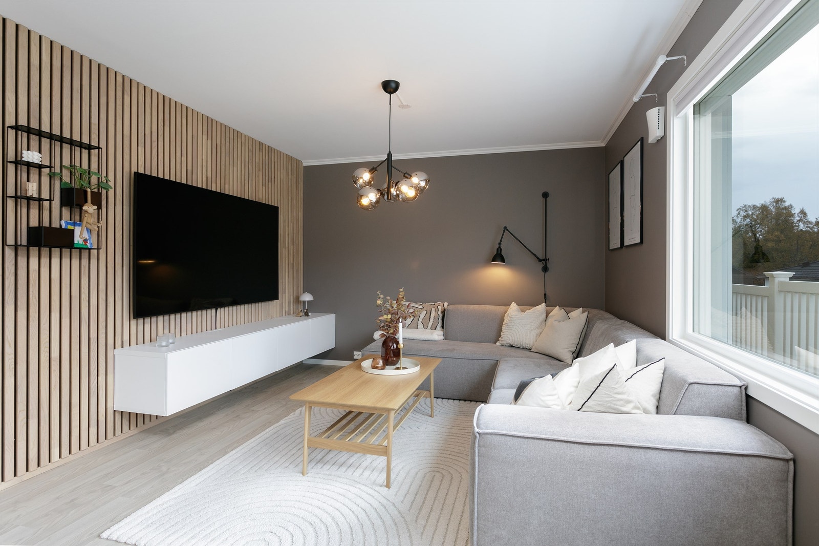 Deler av stuen i hovedetasjen med flott spilevegg Galleribilde