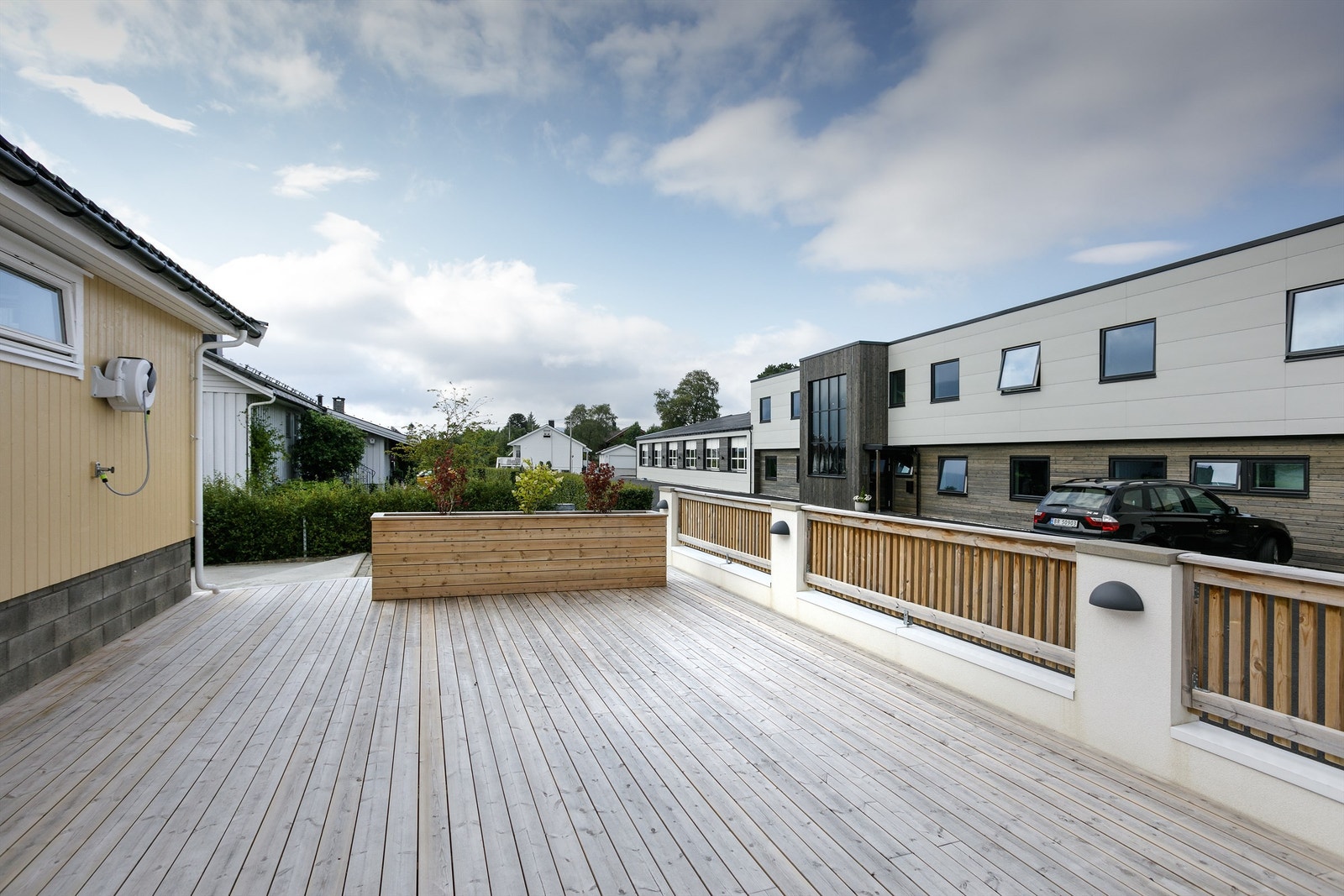 Stor treterrasse på terreng i tilknytning til inngangsparti mot nordvest Galleribilde