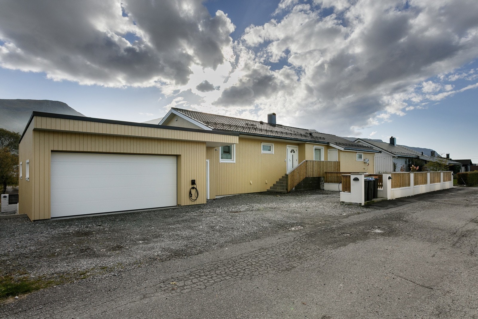 Fasade og adkomst fra Eirikmarka Galleribilde