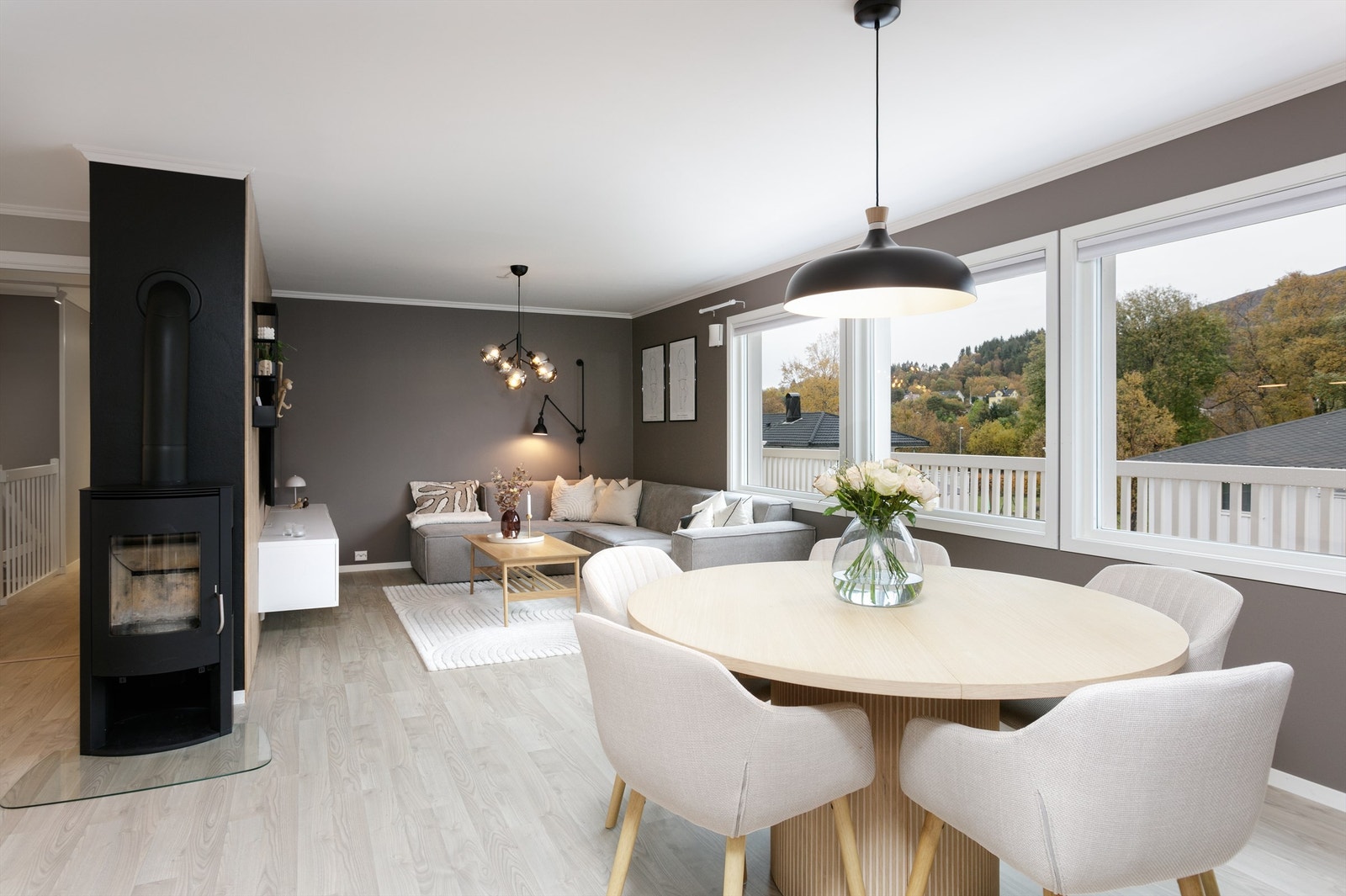 I stuen i hovedetasjen er det både peiosvn med glassdør og varmepumpe. Det er god plass til både sofagruppe og spisestue Galleribilde