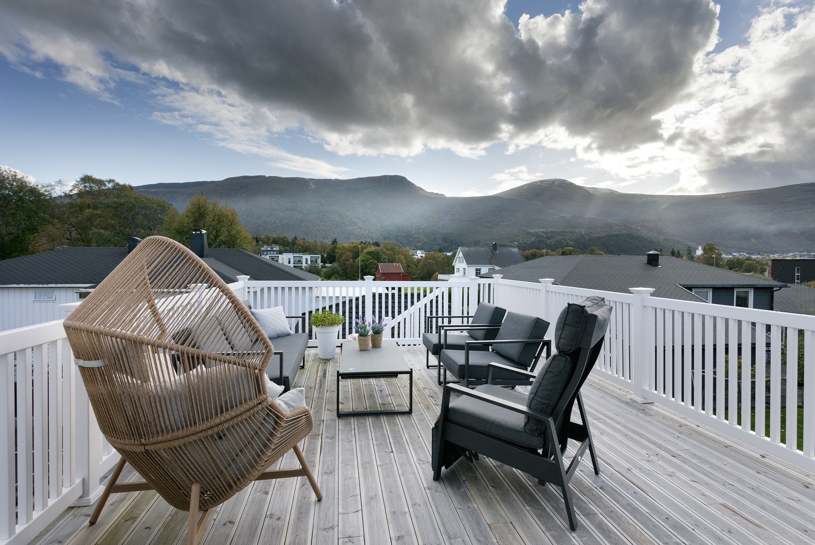 Stor og romslig terrasse i hovedetasjen med trapp til hage. Herfra er det flott utsikt mot Sulafjellet. Det er også god oversikt over hage og lekeareal Galleribilde