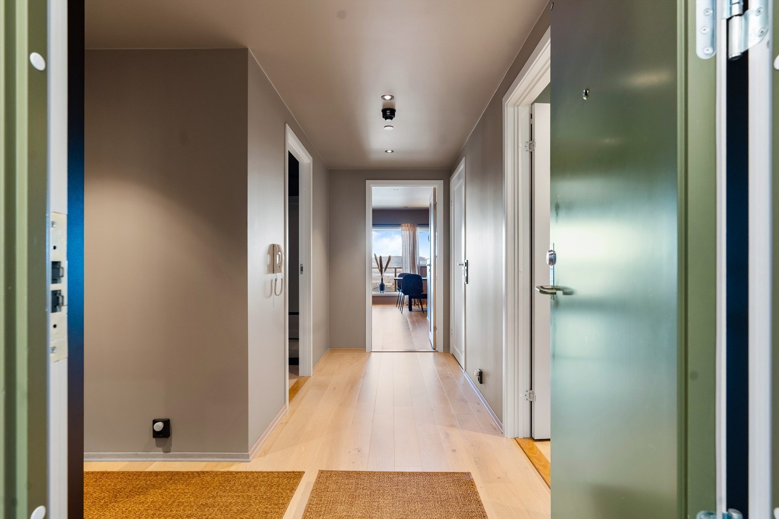 Den romslige og luftige entréen er et hyggelig førsteinntrykk av hjemmet! Galleribilde