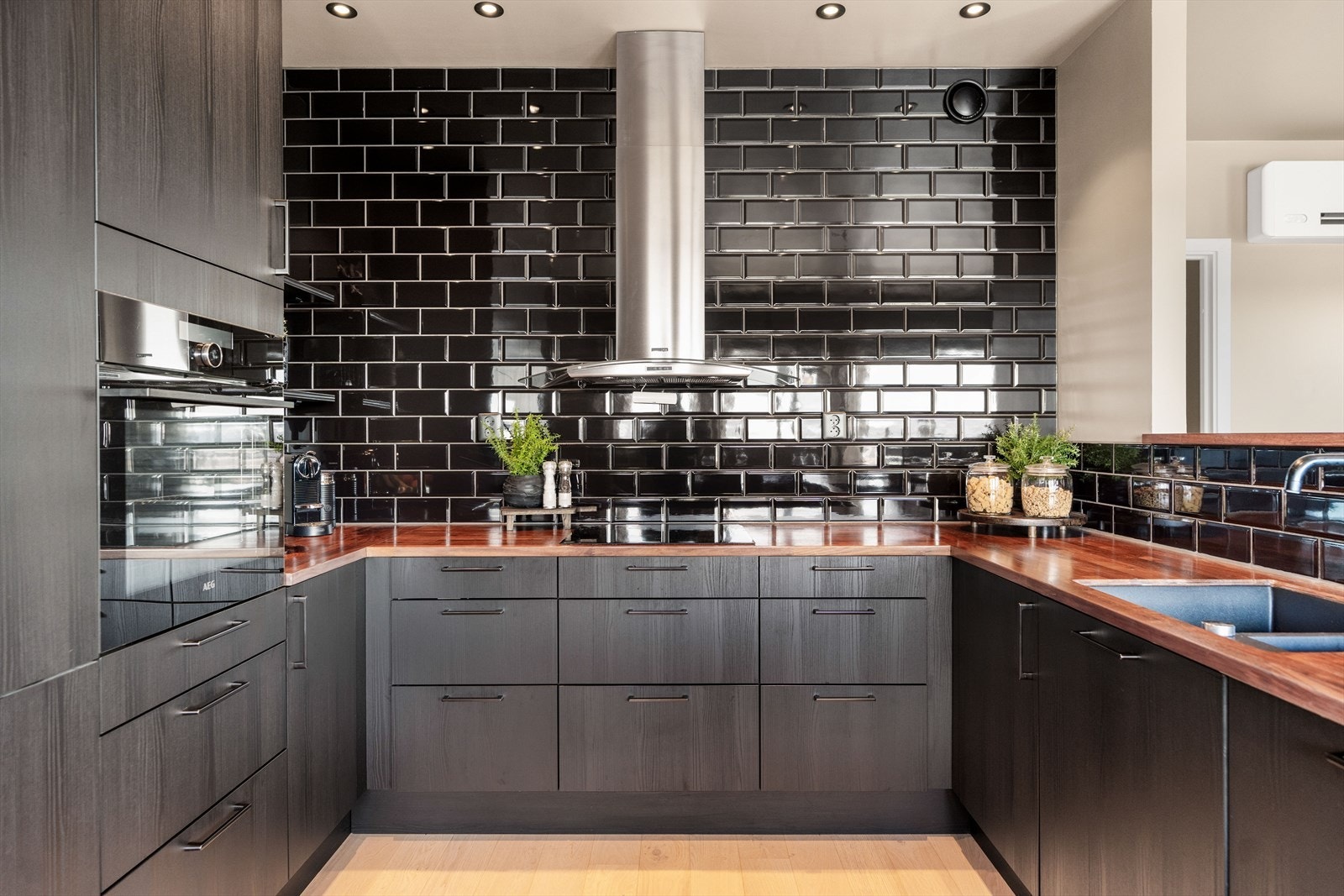 Kjøkkenet er godt utnyttet med mye skap- og benkeplass, i tillegg til integrerte hvitevarer. Galleribilde