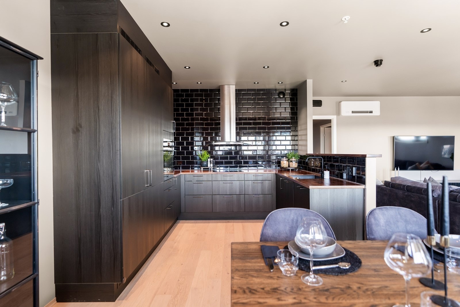 Rommet har en flott planløsning, godt tilpasset et sosialt liv! Galleribilde