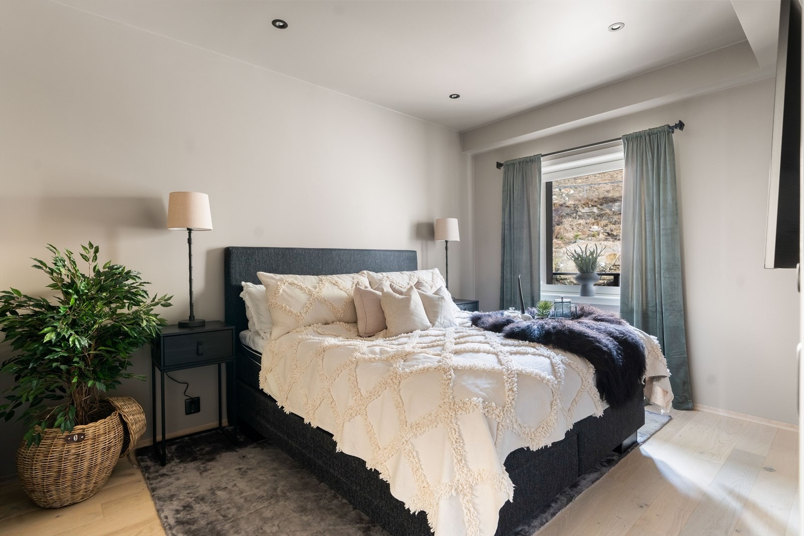 Rommet er malt i lune og duse farger, og vinduet slipper inn godt med dagslys. Galleribilde