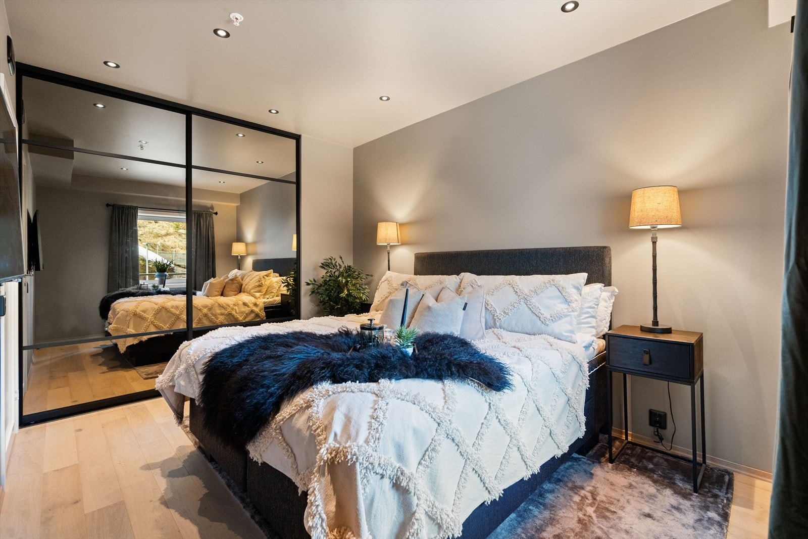 Leilighetens hovedsoverom er romslig, med god plass til både dobbeltseng og garderobeløsninger. Galleribilde