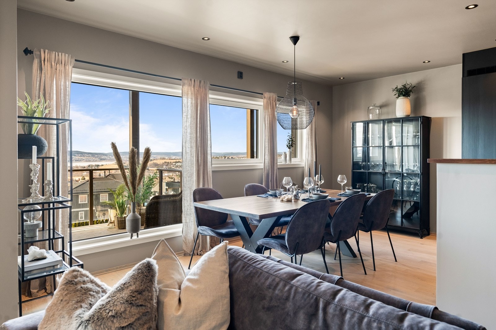 De store vindusflatene skaper en lys og luftig romfølelse, hvor det slippes inn rikelig med dagslys. Galleribilde