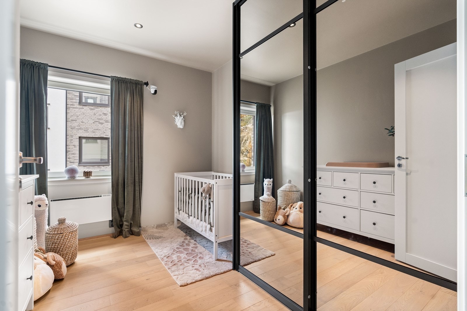 Leilighetens andre soverom passer perfekt som barnerom, gjesterom eller kontor! Galleribilde