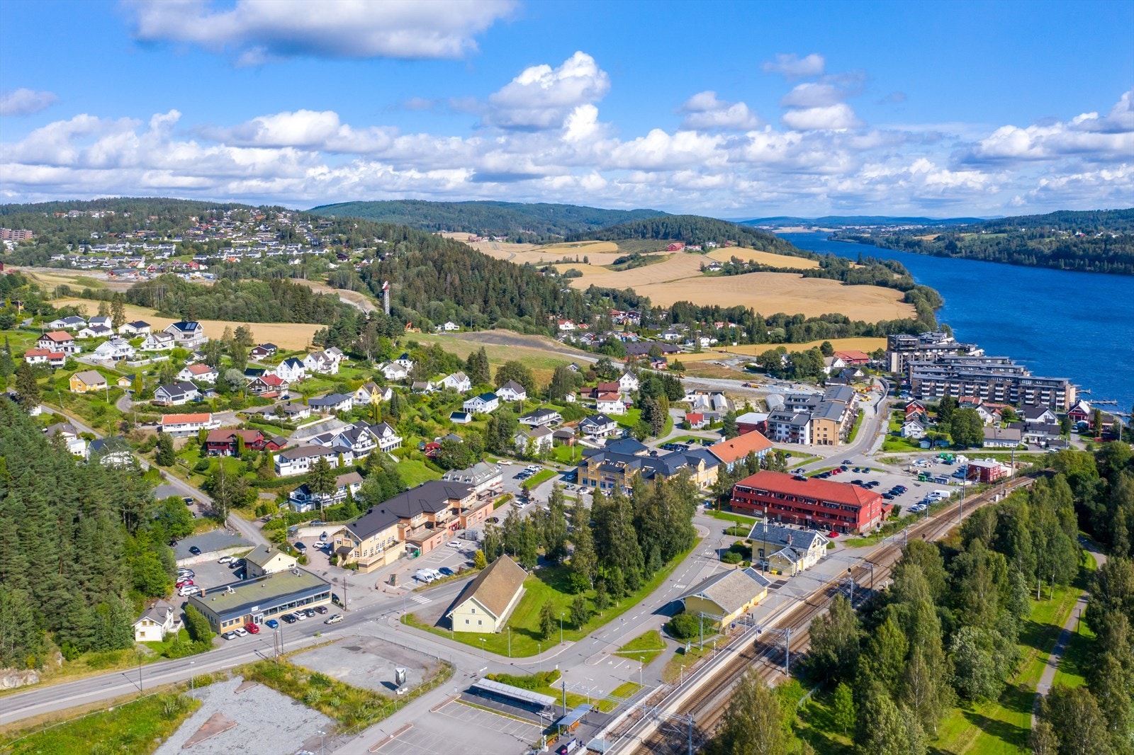 Fetsund sentrum har vinmonopol, apotek, interiørbutikk, dyrebutikk, blomsterbutikk, treningssenter og flere helsetilbud..jpg Galleribilde