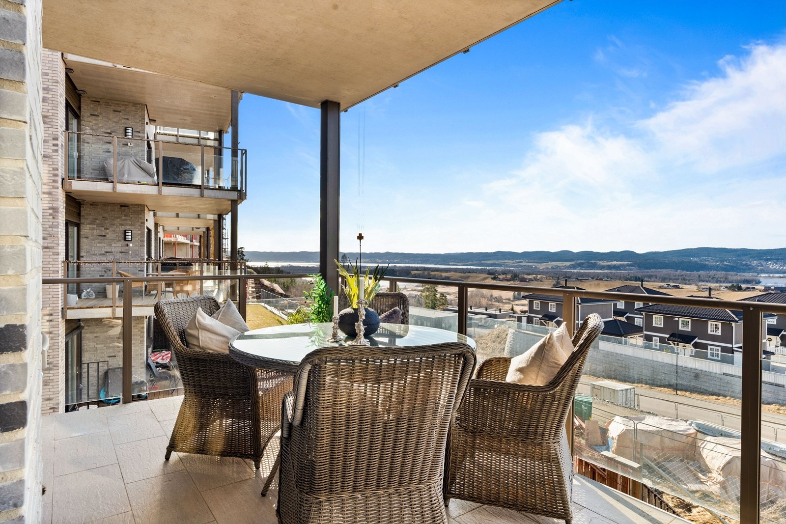 En fantastisk balkong som byr på fine solforhold og en lekker utsikt! Galleribilde