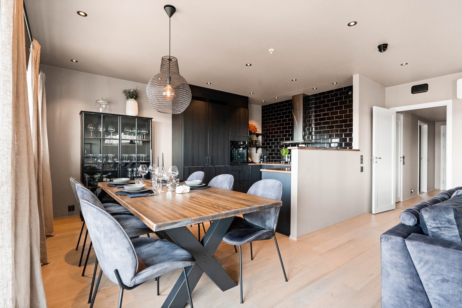 Her er det god plass til en større spisegruppe, samt gode møblleringsmuligheter. Galleribilde