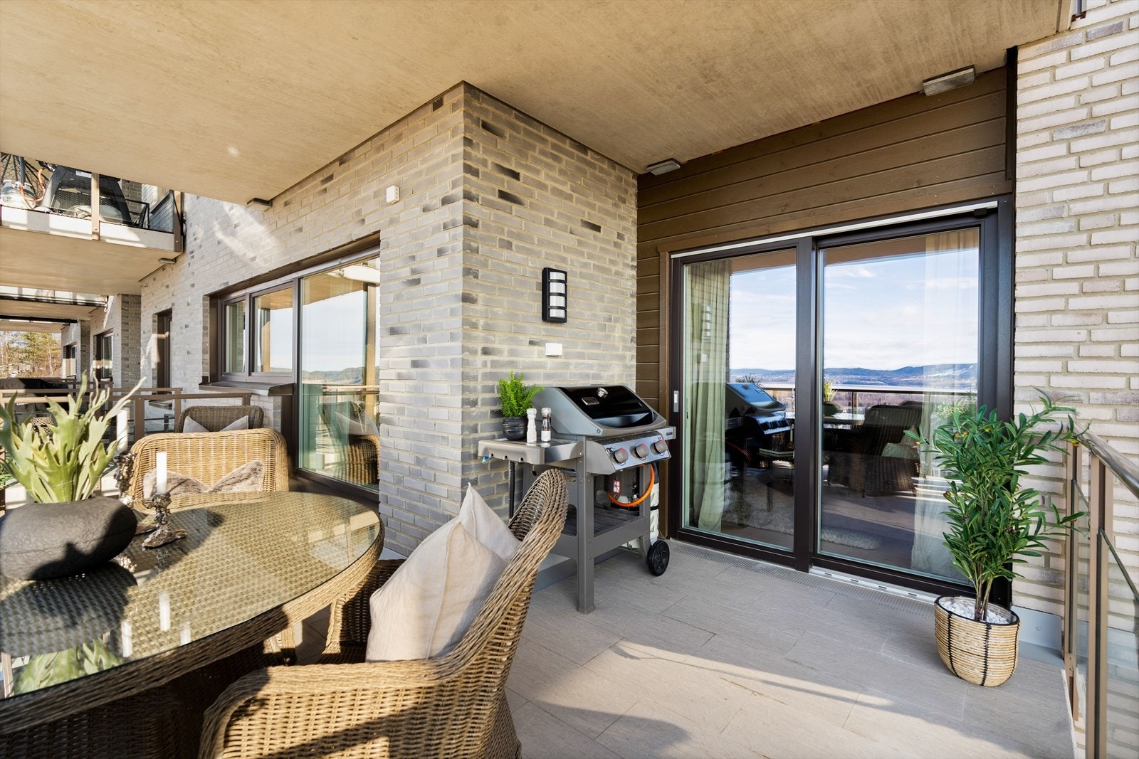 Her er det gode møbleringsmuligheter, med rikelig plass til sittegrupper, grill og mer. Galleribilde