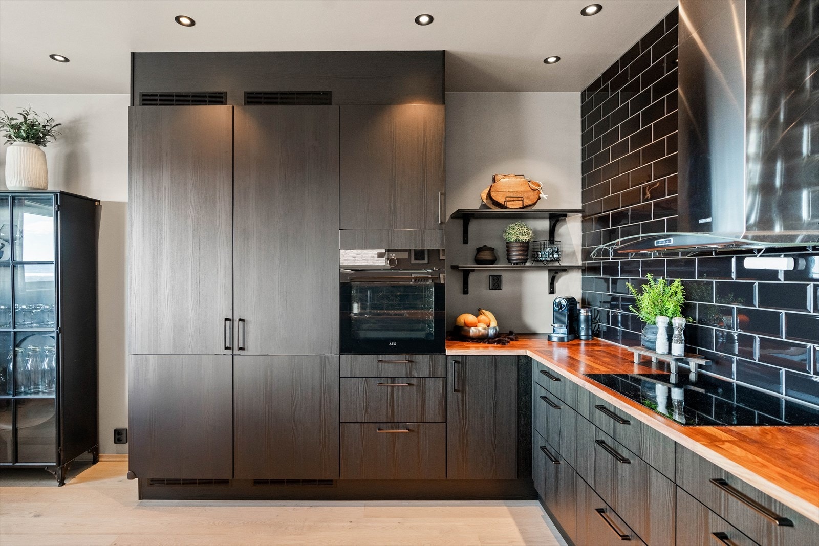 Leiligheten har et stilrent og tidløst kjøkken! Galleribilde