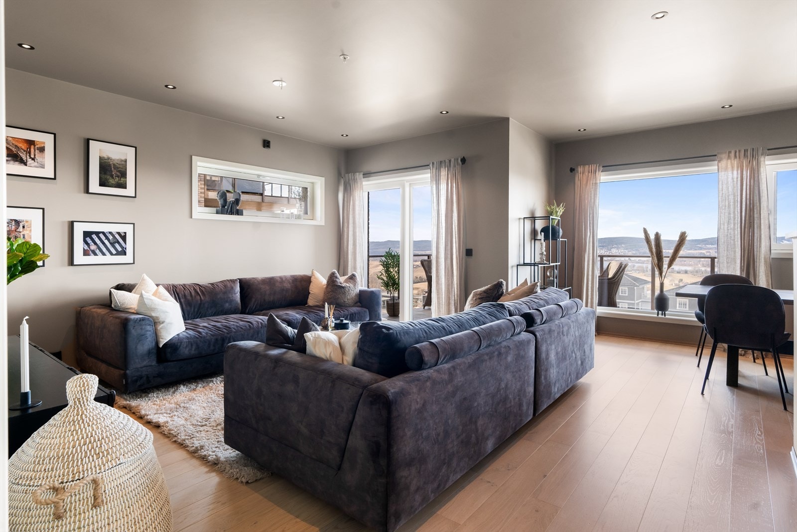 Leiligheten har en delikat, luftig og romslig stue. Galleribilde