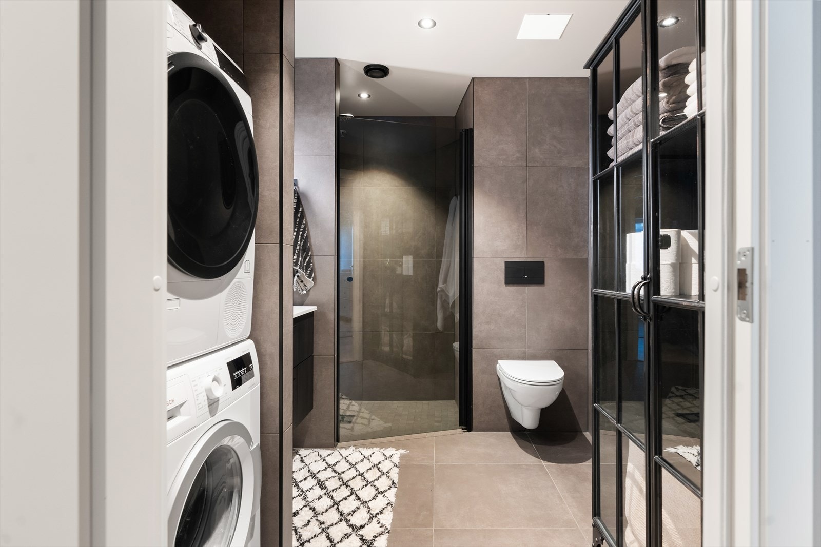 Her finner du gode oppbevaringsmuligheter, samt plass og opplegg for både vaskemaskin og tørketrommel. Galleribilde