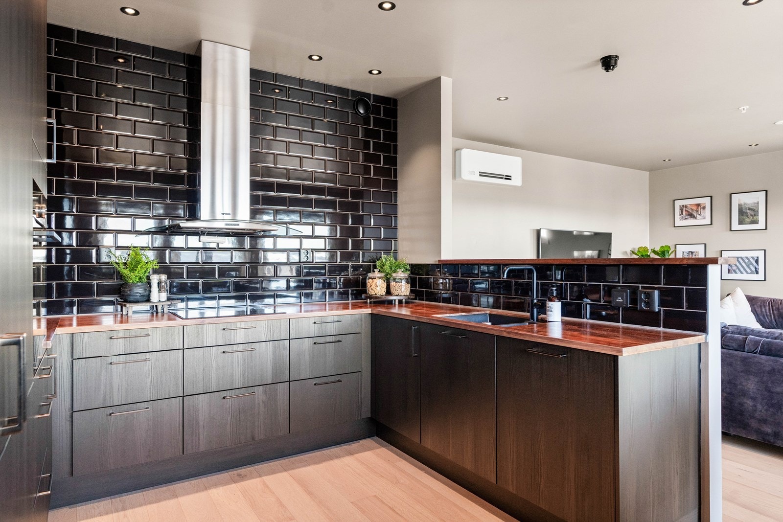 En sosial løsning som gjør det mulig å lage mat og samtidig delta i selskapet. Galleribilde