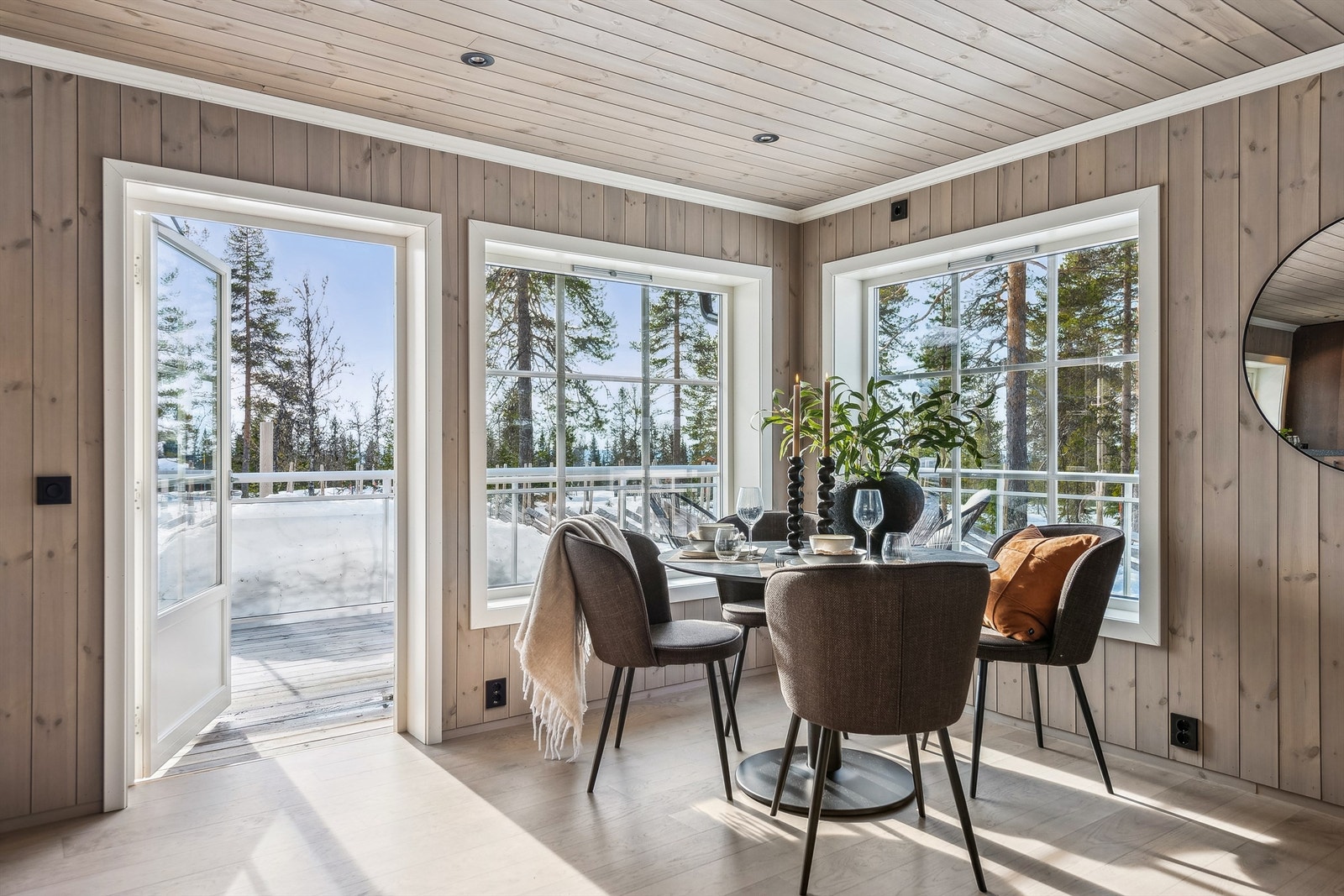 Fra stuen er det direkte adkomst til den store og solrike terrassen på hele 48 kvm! Galleribilde