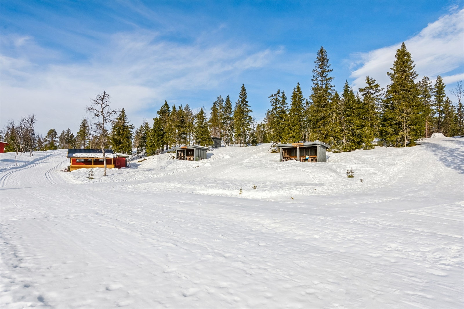 Noen hundre meter ovenfor hytta ligger akebakke med gapahuker; her er det hyggelig å møtes vinterstid. Galleribilde