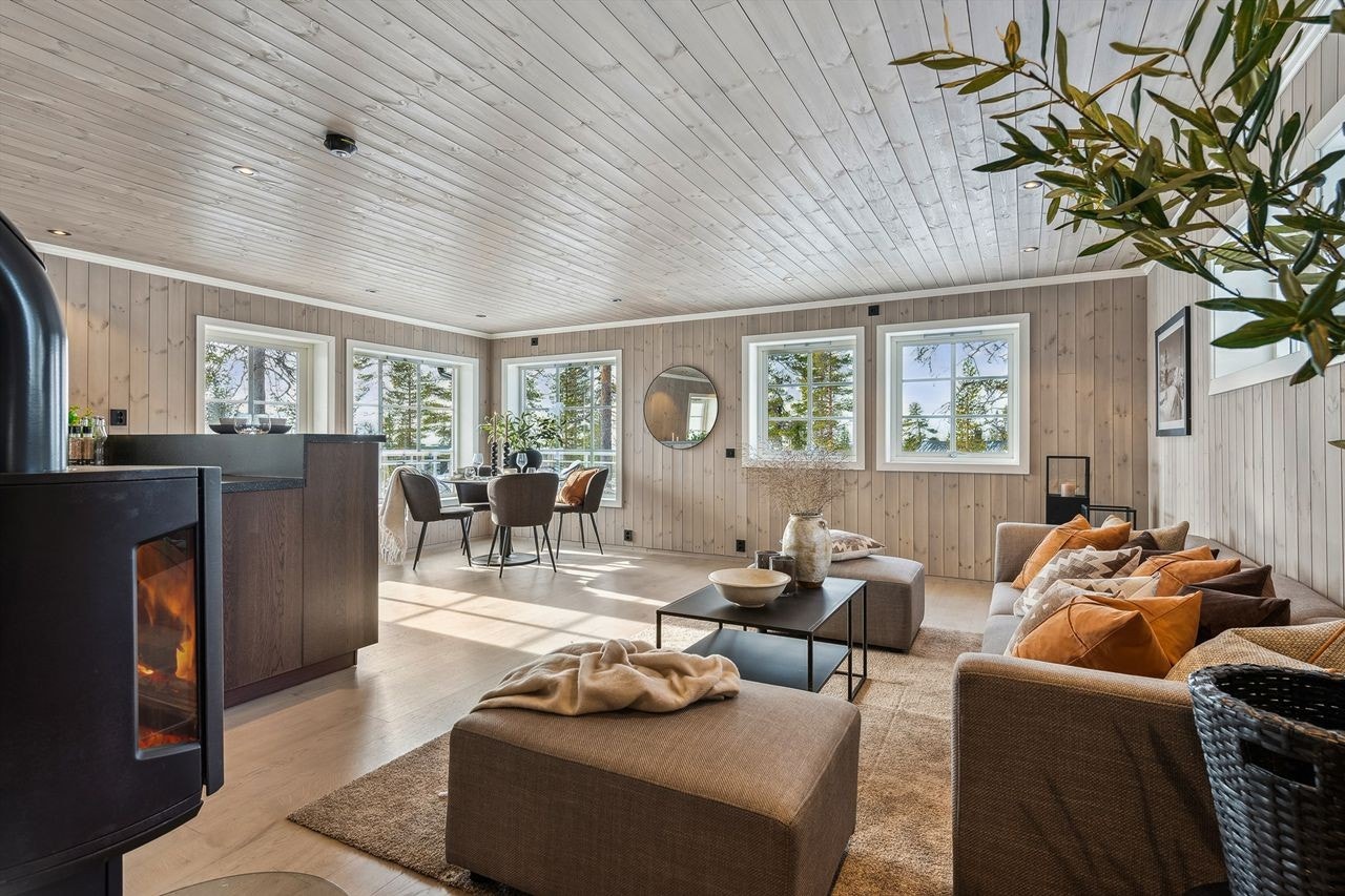 Den romslige stuen har plass til både sitte- og spisegruppe. Galleribilde