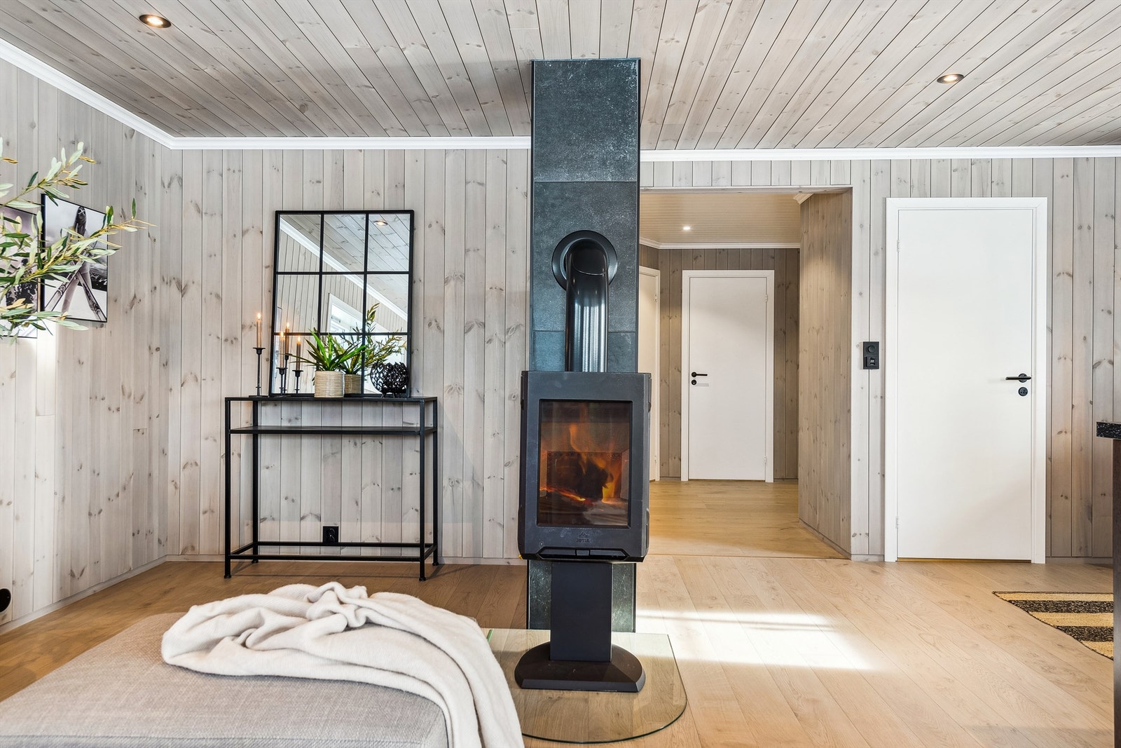 Peisovnen skaper en lun og god stemning i hytta, i tillegg til komfortabel gulvvarme i de fleste rom. Galleribilde