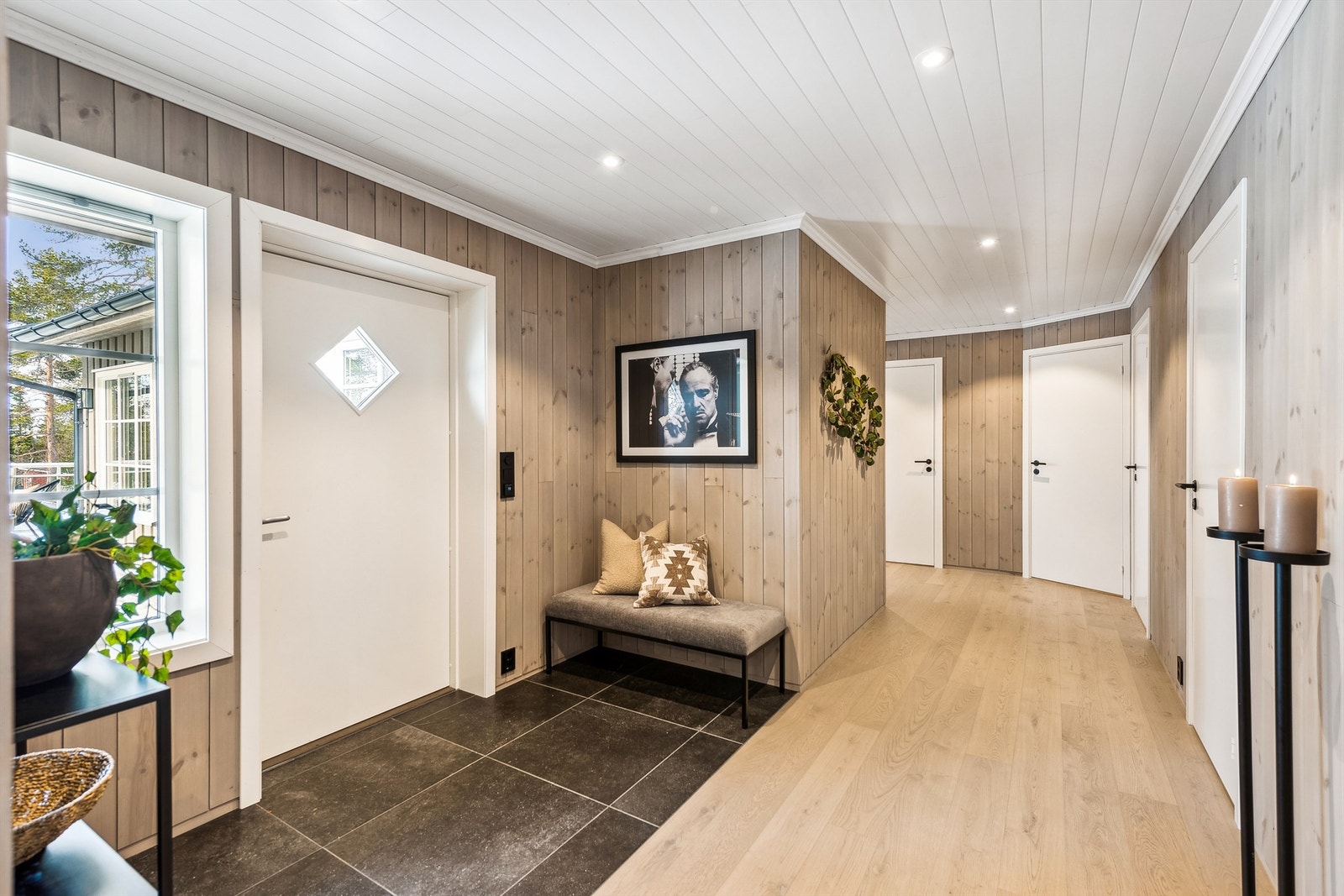 Velkommen inn til en lekker hytte med moderne standard og komfortable løsninger. Galleribilde