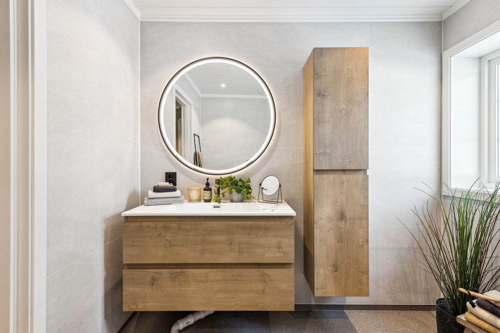 Badet har lekker innredning. Baderomsplater på vegg og vinylbelegg på gulv. Galleribilde