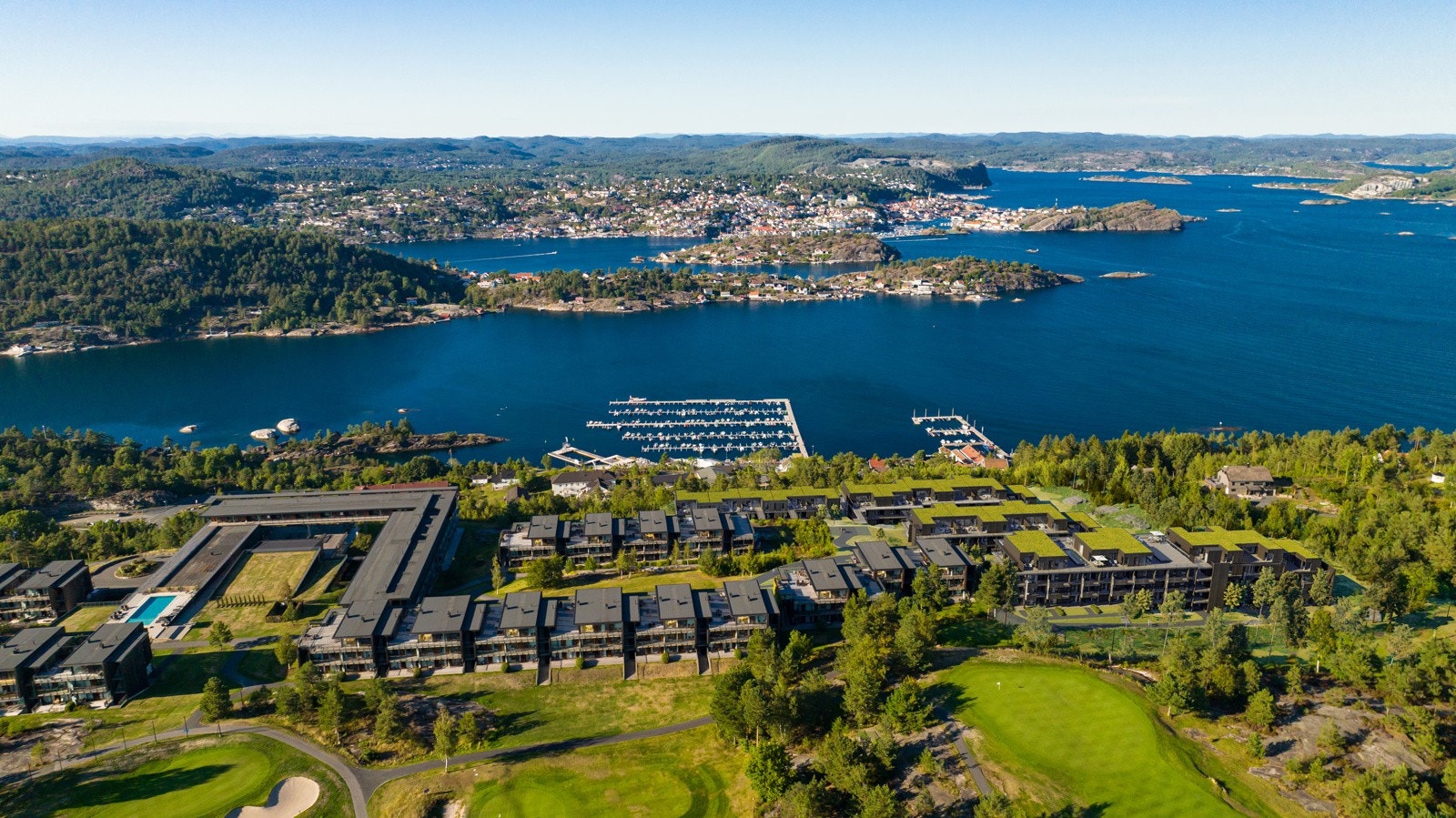 Gled deg til varme sommermorgener med en dupp i sjøen eller bassenget, før du nyter kaffe med fjordutsikt på egen terrasse Galleribilde